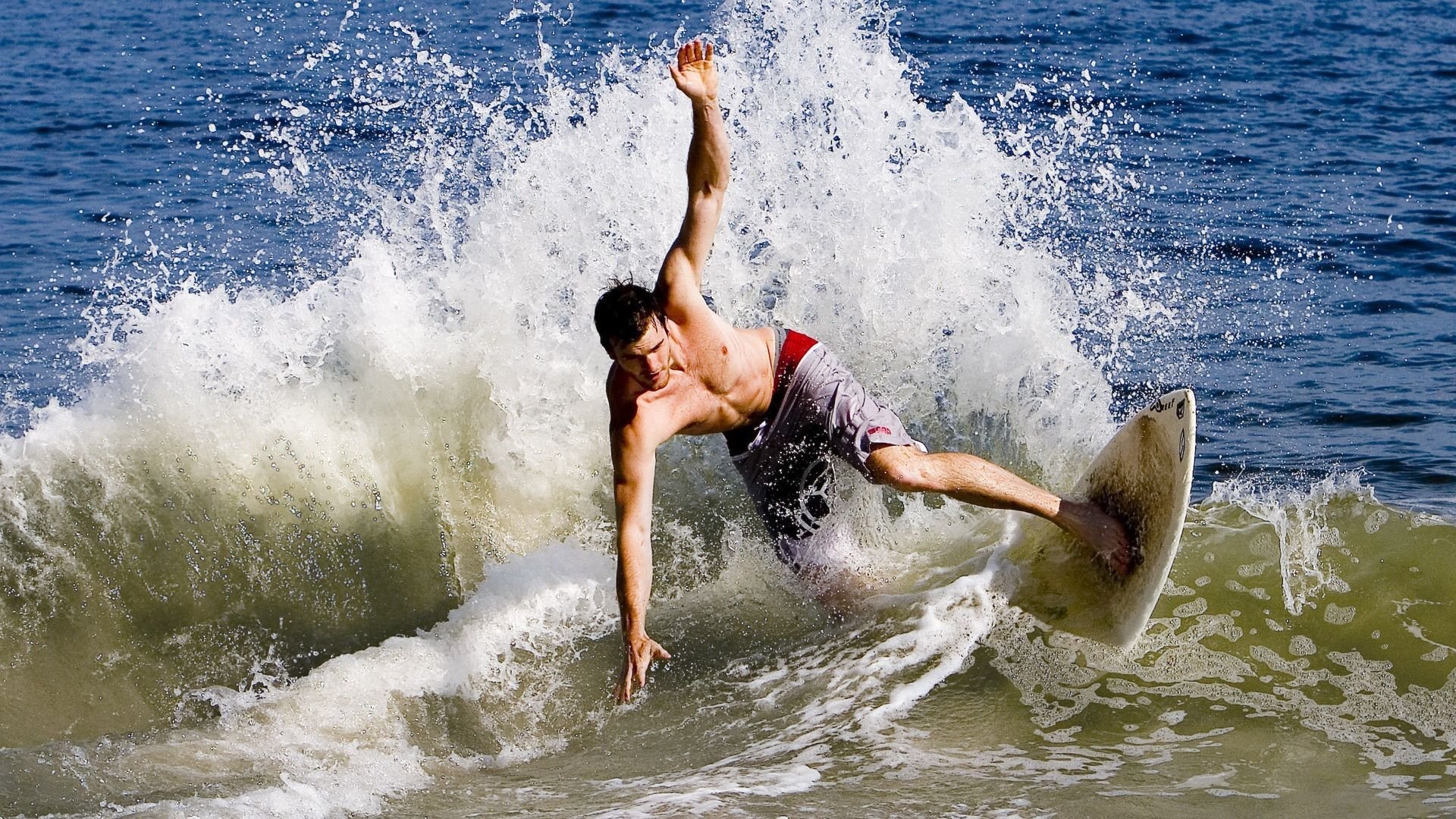 游泳名将打破尘封十年世界纪录，创造历史新篇章